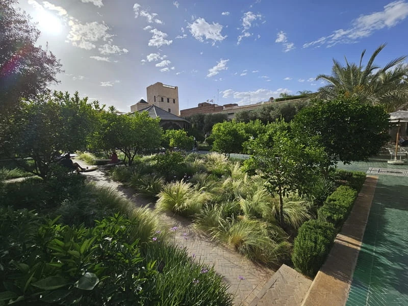 Gruene Gartenanlage in der Palmeraie als Umfeld fuer eine Villa in Marrakesch