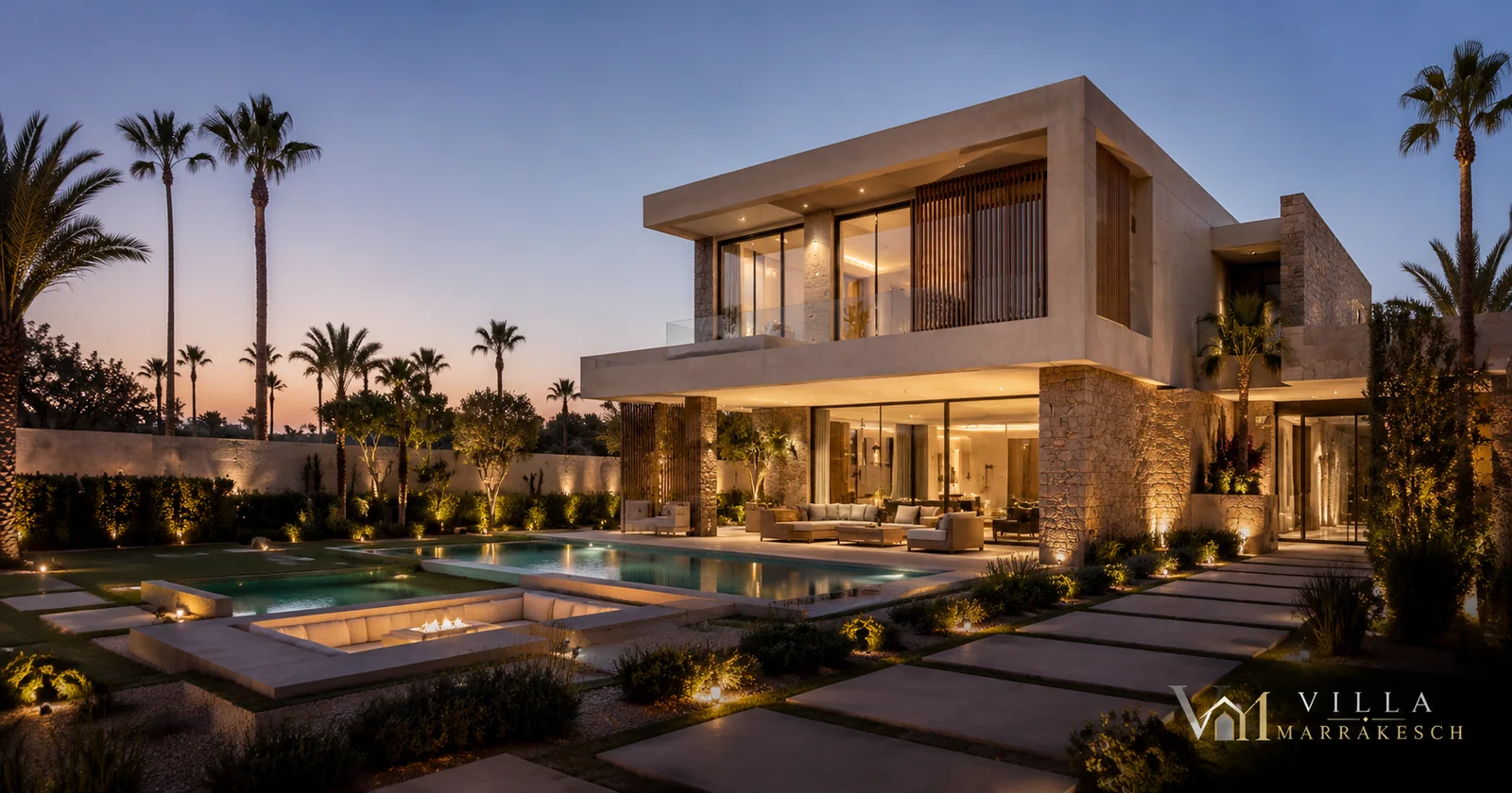 Zeitgenössische kubische Villa in Marrakesch mit großen Glasflächen, Naturstein und Palmen.