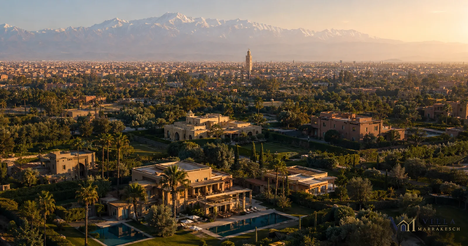 Hochwertige Übersicht verschiedener Villenlagen rund um Marrakesch mit Stadt und Atlas im Hintergrund.